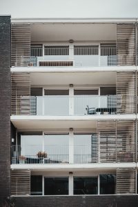 Даже небольшой балкон в городском квартале можно устроить стильно и приятно